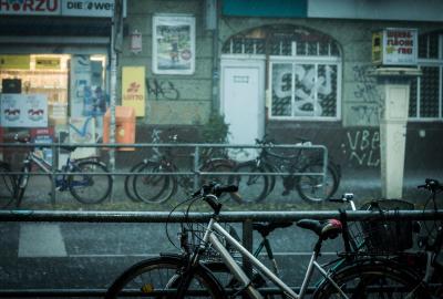 Jak jeździć na rowerze w deszczowe i chłodne dni?