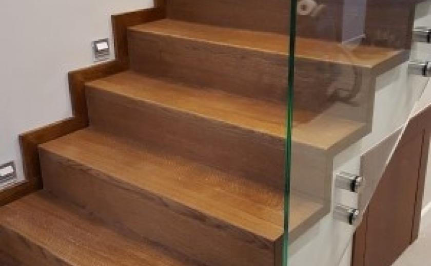 Jaki rodzaj schodów drewnianych wybrać do naszego domu?